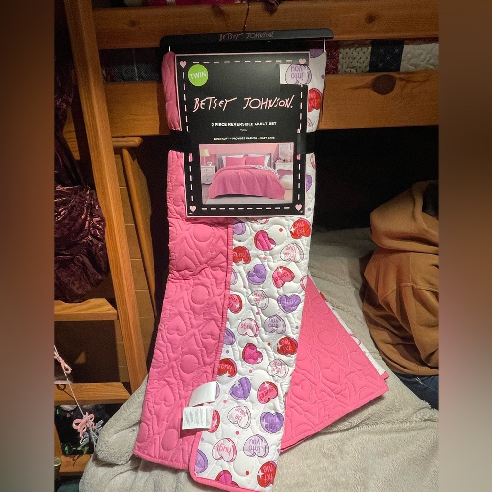 NWT Betsey Johnson Reversible Twin Conversation Heart Quilt and Sham Set